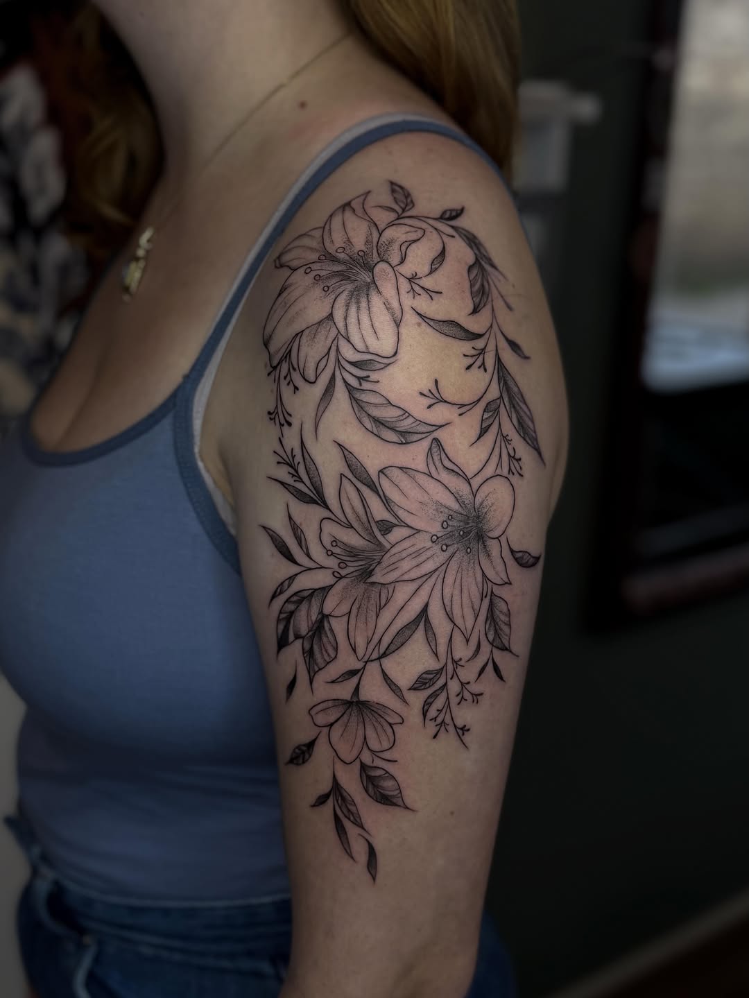 Bloemen voor @xesther_06 ! Het staat je prachtig! 😍 
Wil je ook iets in deze stijl of wil je informatie? Stuur gerust een dm! 
#flower #flowertattoo #tattoo #tattoos #tattooartist