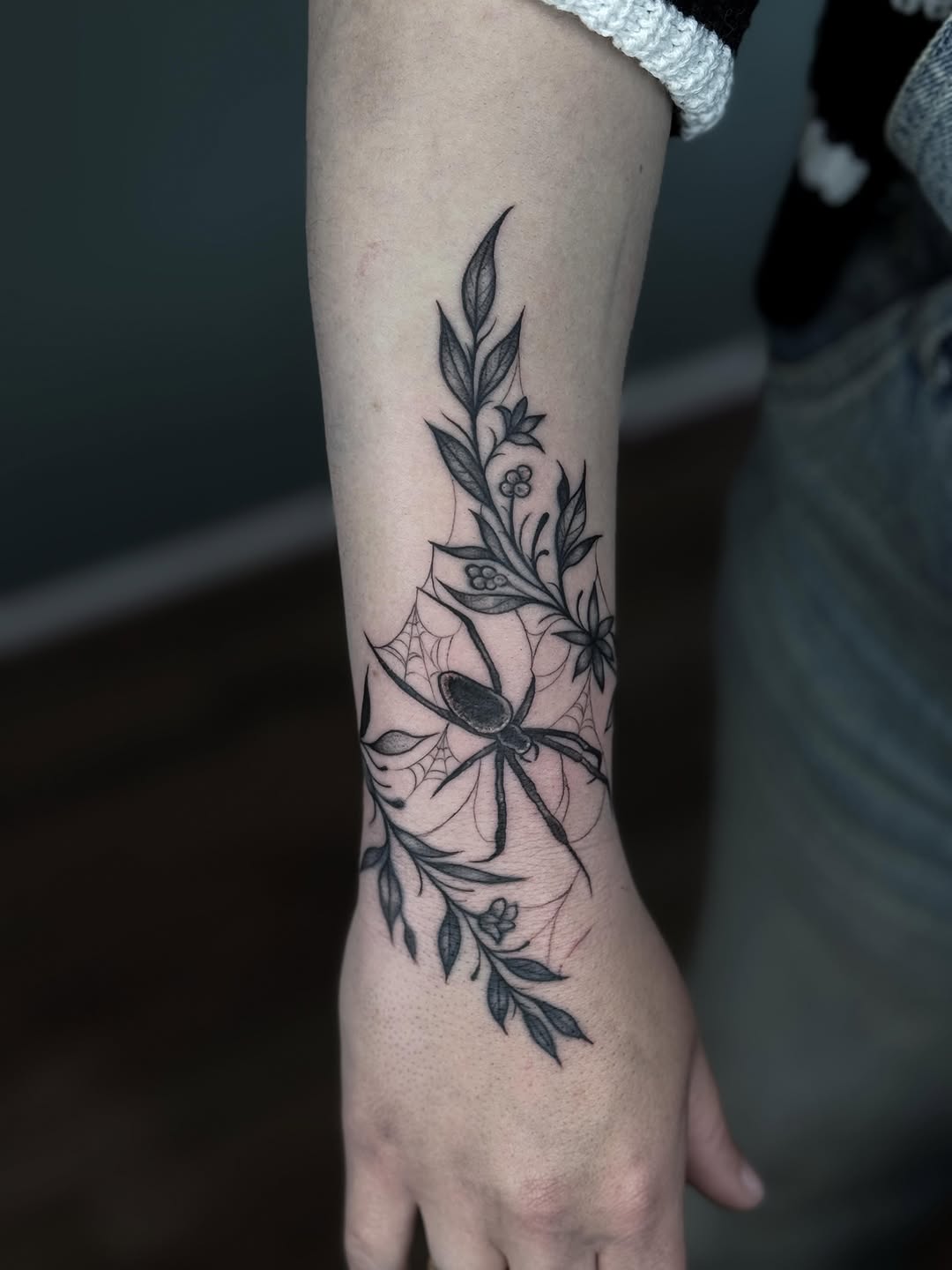Fix up voor @x.i.vana.x 😍 swipe voor de before en stencil! (Before niet door mij gezet) 
Heb je ook een oude tattoo die opgefrist moet worden? Of wil je iets in deze stijl? Stuur me een dm! 
#fyp #tattoo #fy #tattoos #tattooartist